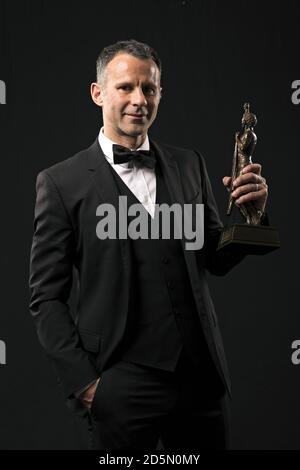 Il Manchester United Assistant Coach Ryan Giggs dopo aver vinto il premio PFA Merit Award durante i premi PFA 2016 al Grosvenor House Hotel di Londra. Foto Stock