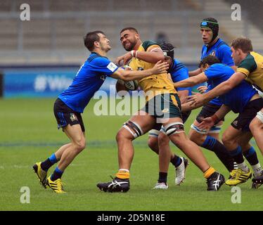 Il Lukhan Lealaiaulolo-Tui australiano (a destra) è affrontato da Roberto dal Zilio italiano durante la partita Under 20 della Coppa del mondo di rugby Union all'AJ Bell Stadium di Salford. Foto Stock