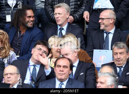 David Moyes (centro) ed ex calciatore francese Christian Karembeu (indietro a sinistra) nei supporti Foto Stock