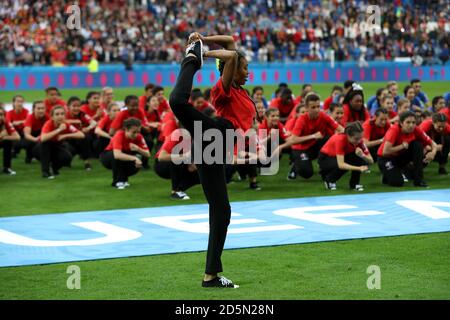 I ballerini si esibiscono sul campo prima di iniziare tra Partita di gruppo e tra Belgio e Italia Foto Stock