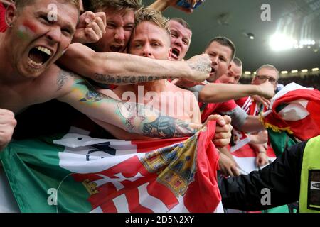 L'ungherese Balazs Dzsudzsak festeggia con i fan dopo la finale fischio Foto Stock