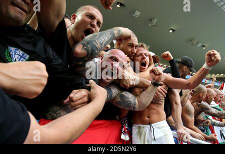 L'ungherese Balazs Dzsudzsak festeggia con i fan dopo la finale fischio Foto Stock