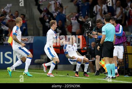 Vladimir Weiss (centro) in Slovacchia celebra il primo gol della sua parte del gioco Foto Stock