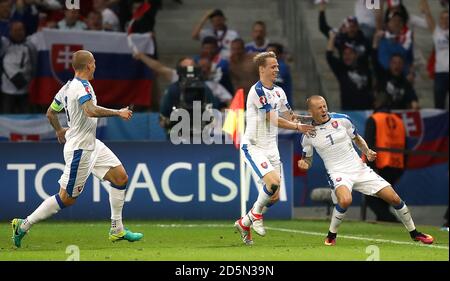 Vladimir Weiss (a destra) in Slovacchia celebra il primo gol della sua parte Del gioco con il compagno di squadra Ondrej Duda (centro) Foto Stock