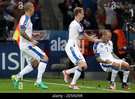 Vladimir Weiss (a destra) in Slovacchia celebra il primo gol della sua parte del gioco Foto Stock