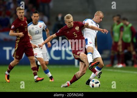 Igor Smolnikov (a sinistra) e Vladimir Weiss (a destra) della Slovacchia per la sfera Foto Stock