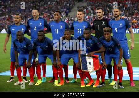 Gruppo di team Francia. (Top L - R) Dimitri Payet in Francia, Adil rami, Anthony Martial, Laurent Koscielny, Hugo Lloris e Oliver Giroud. (Riga inferiore L - R) N'Golo Kante in Francia, Bacary Sagna, Patrice Evra, Blaise Matuidi e Kingsley Coman. Foto Stock