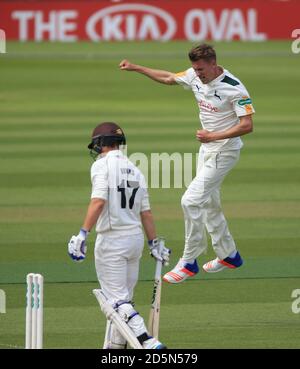 La Jake Ball del Nottinghamshire celebra dopo aver preso il wicket dei Surrey's Rory Burns. Foto Stock