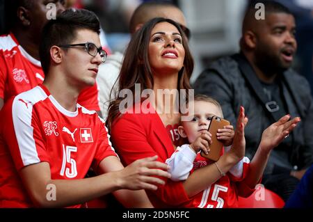 Erjona Sulejmani, fidanzata di Blerim Dzemaili e del loro figlio Luan (a destra) negli stand prima del gioco. Foto Stock