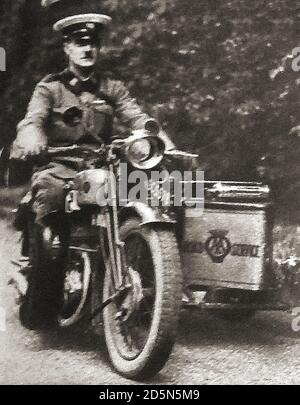 1932 (una vecchia foto istantanea ) i pattugliatori in uniforme del motociclo (meccanico) hanno sostituito il vecchio ciclo AA Scouts. Storicamente, il 19 giugno 1905, Charles Jarrott e Walter Gibbons, Charles Jarrott, Ludwig Schlentheim & Alfred Harrismet si sono incontrati al Lyons Trocadero Restaurant di Shaftesbury Avenue, Londra, per formare la "The Motorists' Mutual Association" (MMA).solo una settimana dopo, il 26 giugno, Il comitato MMA ha cambiato nome in Associazione Automobile. Foto Stock