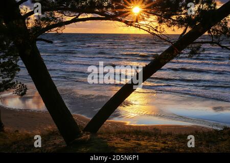 Tramonto sulla spiaggia Saulkrasti, popolare luogo turistico in Lettonia Foto Stock