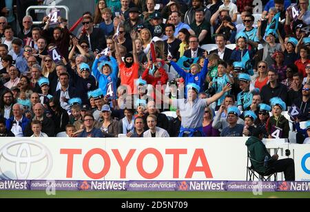 I fan di Surrey guardano l'azione al Kia Oval Foto Stock