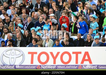 I fan di Surrey guardano l'azione al Kia Oval Foto Stock
