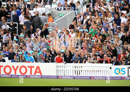 I fan di Surrey guardano l'azione al Kia Oval Foto Stock