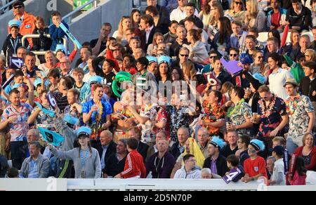 I fan di Surrey guardano l'azione al Kia Oval Foto Stock