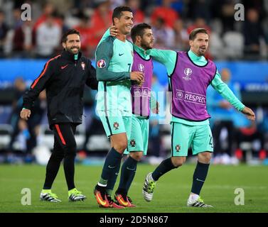 Portoghese Cristiano Ronaldo (secondo da sinistra) festeggia con i compagni di squadra dopo il fischio finale Foto Stock