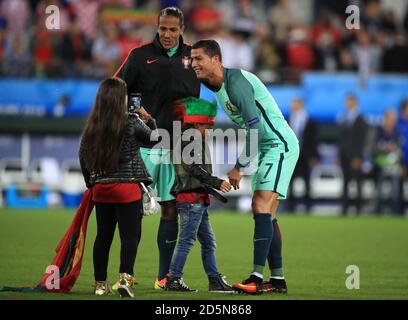 Il portoghese Cristiano Ronaldo (a destra) festeggia con Bruno Alves (a sinistra) dopo il fischio finale Foto Stock