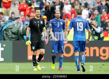 (Da sinistra a destra) il portiere italiano Gianluigi Buffon, Giorgio Chiellini e Leonardo Bonucci festeggiano la vittoria dopo il fischio finale Foto Stock