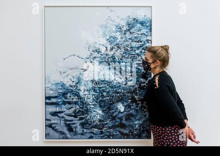 Londra, Regno Unito. 14 ottobre 2020. Un membro dello staff si pone con 'orso polare", 2019, in anteprima di Maggi Hambling: 2020 alla Malborough Gallery di Mayfair. La mostra di dipinti recenti coincide con il 75° compleanno di Hambling e si svolge dal 15 ottobre al 21 novembre 2020. Credit: Stephen Chung / Alamy Live News Foto Stock