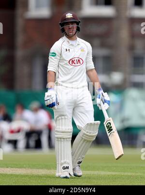 Surrey's Rory Burns esce dischiuso dopo essere stato licenziato Foto Stock