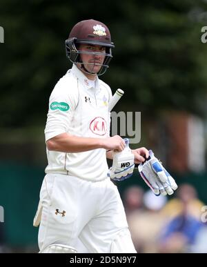 Surrey's Rory Burns esce dischiuso dopo essere stato licenziato Foto Stock