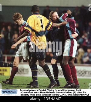 Patrick Vieira dell'Arsenal (a sinistra) e Emmanuel Petit (al centro) comfort West Ham United's Samassi Abou (a destra) dopo la sua penalizzazione ha dato manchette Vittoria Arsenale Foto Stock