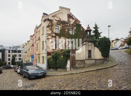 Cappella di Střešovičky, conosciuta anche come Malé Střešovice (piccola Střešovice) a Praga, Repubblica Ceca. Střešovičky è un ex insediamento operaio con piccole case risalenti alla fine del 18 ° secolo che ha conservato la sua atmosfera originale intatta attraverso i secoli e conosciuto ora come un sito romantico senza turisti nella periferia di Praga. L'angolo tra Via Pod Adnělkou e Via VE Střešovičkách è raffigurato nella foto. Foto Stock