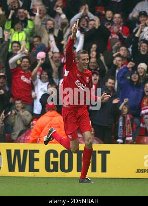 Peter Crouch di Liverpool celebra il suo atteso primo obiettivo per Liverpool Foto Stock