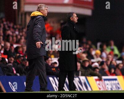 Arsenal manager Arsene Wenger e Chelsea manager Jose Mourinho Foto Stock