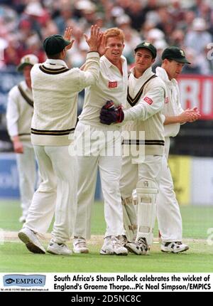 Shaun Pollock (centro) del Sud Africa celebra il wicket dell'Inghilterra Graham Thorpe Foto Stock