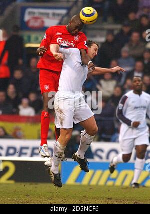 Mohamed Sissoko di Liverpool vince la palla sopra Kevin di Bolton Wanderers Davide Foto Stock