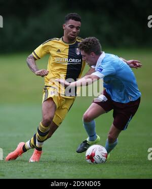 Fulham's Ryan Fredericks (a sinistra) in azione contro Cobh Rambers durante la loro pre-stagione amichevole a FOTA Island, Cork, Repubblica d'Irlanda. Foto Stock