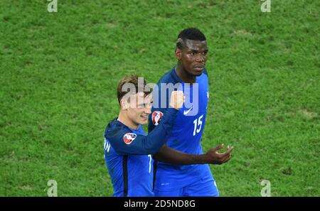 Antoine Griezmann (a sinistra) celebra il primo gol della sua parte Del gioco con il compagno di squadra Paul Poggiba Foto Stock