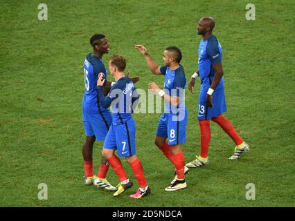 Paul Pogba, Antoine Griezmann, Dimitri Payet ed Eliaquim Mangala festeggiano dopo il fischio finale Foto Stock