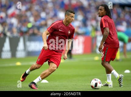 Il portoghese Cristiano Ronaldo si sta riscaldando prima della partita Foto Stock