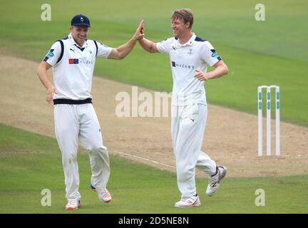 Steven Patterson dello Yorkshire (a destra) festeggia con David Willey dopo aver preso il wicket del Dominic Sibley del Surrey. Foto Stock