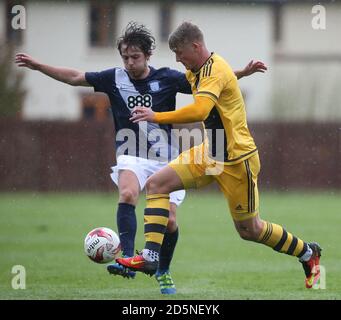 Fulham's Stephen Humphrys e Preston North End's ben Pearson durante il loro pre-stagione amichevole a FOTA Island, Cork, Irlanda Foto Stock