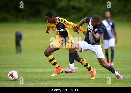 Ryan Sessegnon di Fulham (a sinistra) tiene fuori dal Chris di Preston North End Humphrey Foto Stock