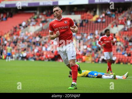 Andrew Crofts di Charlton Athletic celebra il primo gol del suo fianco contro RKC Waalwijk. Foto Stock