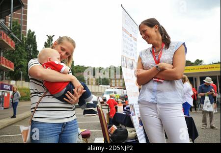 Il Chief Executive di Charlton Athletic Katrien Meire incontra i fan durante il Family Fun Day nel parcheggio della Valley prima della partita. Foto Stock