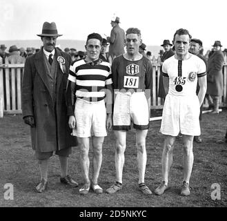 Il primo, il secondo e il terzo posto della gara del Southern Counties Ten Mile Cross Country Championship, (L-R) S.A.Tomlin (vincitore), di Highgate Harriers, J.A. Broadley (secondo), di Hampstead Harriers, e B.C.V. Oddie (terzo), di South London Harriers. Foto Stock