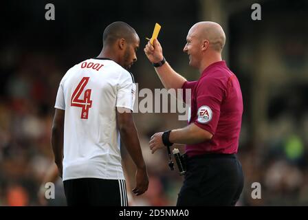 Dennis Odoi di Fulham viene mostrato un cartellino giallo dall'arbitro Simon Hooper. Foto Stock