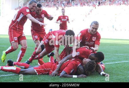 Il Bobby Reid di Bristol City celebra il suo obiettivo contro Wigan Athletic per renderlo 2-1. Foto Stock