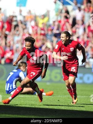 Il Bobby Reid di Bristol City celebra il suo obiettivo contro Wigan Athletic per renderlo 2-1. Foto Stock