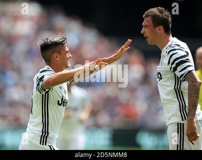 Paulo Dybala di Juventus celebra il primo obiettivo del suo fianco il gioco Foto Stock