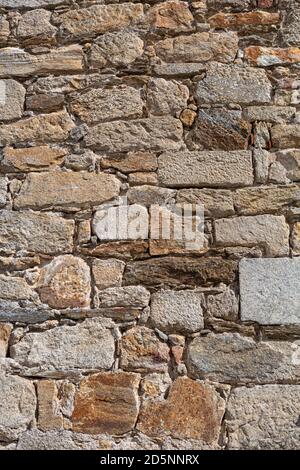 Architetture texture, dettagliate e rustiche di pareti in granito in muratura accoppiato... Foto Stock