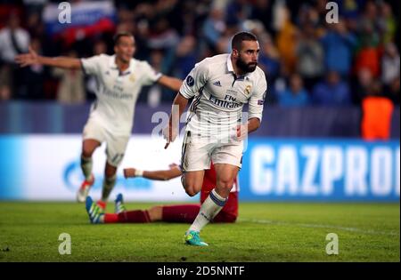 Daniel Carvajal del Real Madrid festeggia il terzo gol del suo fianco del gioco Foto Stock