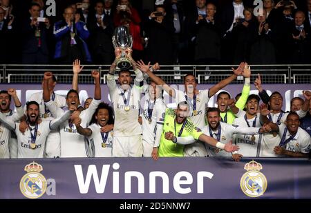 Sergio Ramos del Real Madrid solleva la Super Cup europea UEFA trofeo Foto Stock