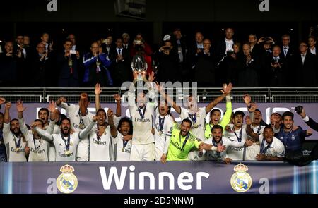 Sergio Ramos del Real Madrid solleva la Super Cup europea UEFA trofeo Foto Stock