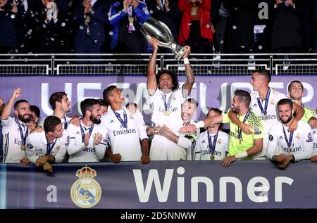 Marcelo del Real Madrid alza il trofeo europeo UEFA Super Cup Foto Stock